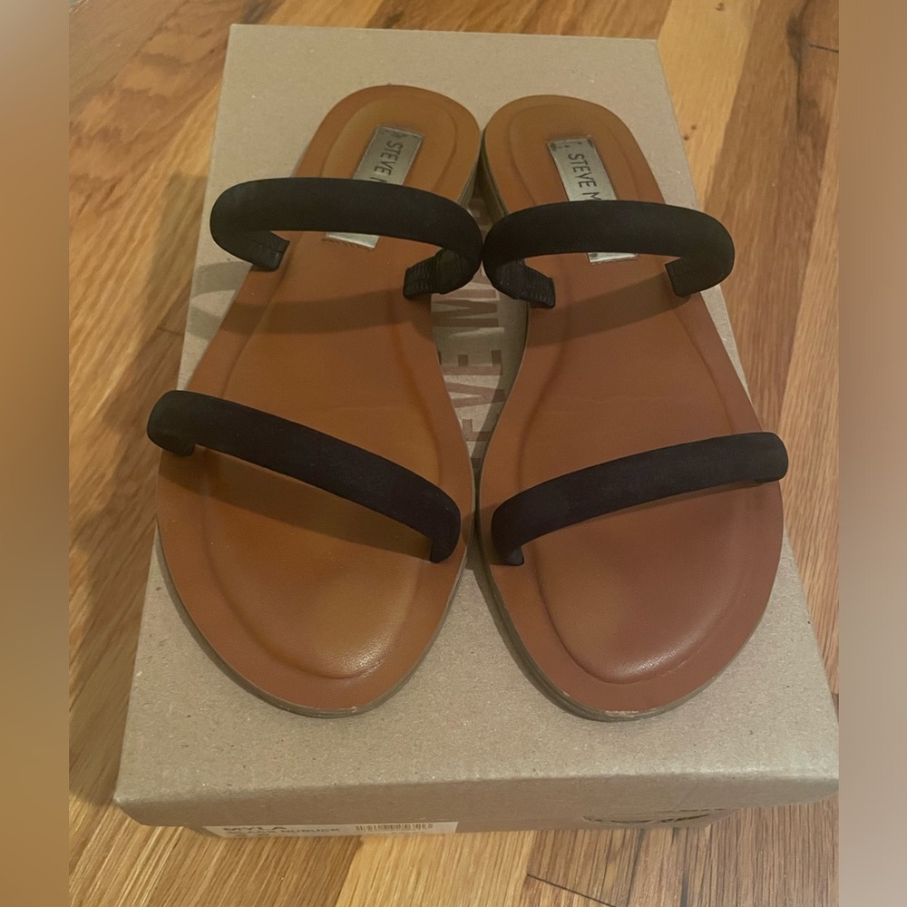 Steve Madden Black Flat Sandal size 5.5